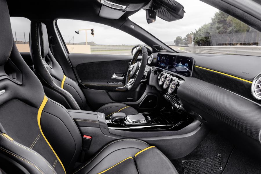 Интерьер Mercedes-AMG A45 S 4Matic+ (W177) 2019 года  (WW) (фото 6 из 90)